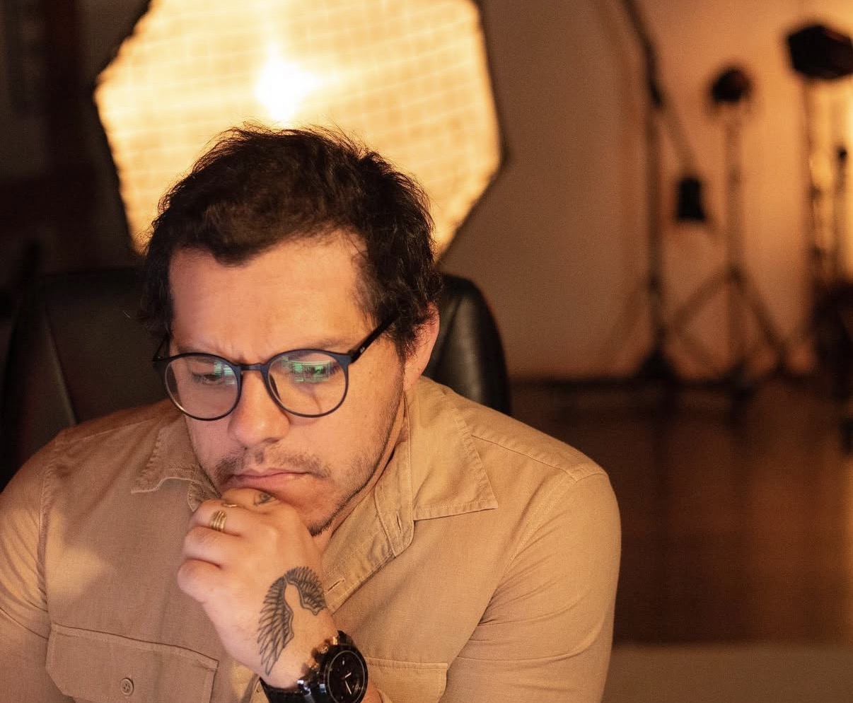 Victor Valenzuela em estúdio, luz quente cinematográfica