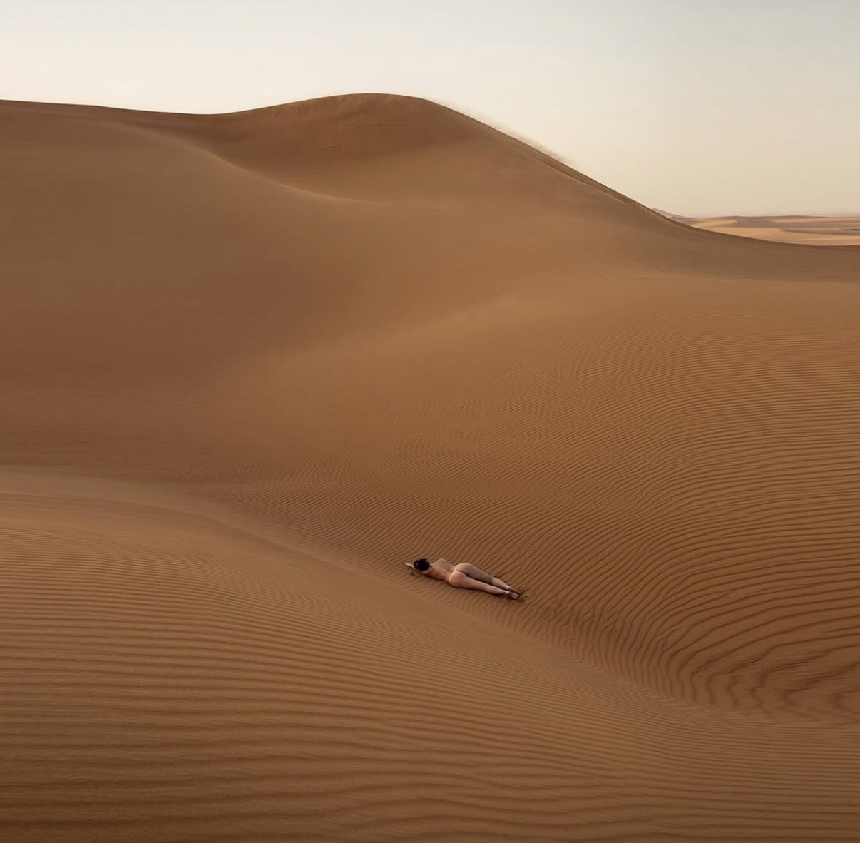 Ensaio sensual em dunas do deserto — fotografia premiada de Victor Valenzuela
